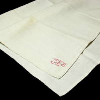 SLM 28566 - Handduk av linne märkt med rött, monogram, antal handdukar och tillverkningsår