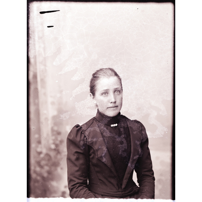 SLM X13-287 - Porträtt, Anna Landström, Ättersta, Vingåker, 1900