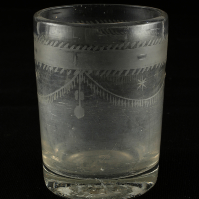 SLM 5196 - Glas med rak sida, med slipad bård och girlanger