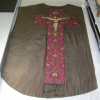 SLM 12093 - Del av mässhake, brunt siden med kors, från Sya kyrka märkt 1698