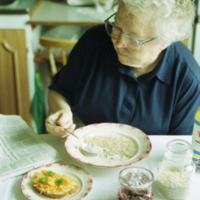 SLM S34-98-37 - Margaretha Lindén äter frukost 1998