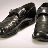 SLM 14087 7 - Svarta läderskor använda vid folkdans på 1960-talet