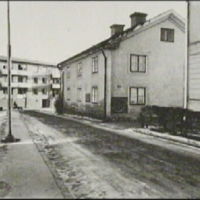 SLM M020371 - Huslängor, Vattengränd i Nyköping, 1970