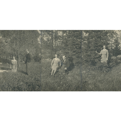 SLM P2022-0108 - Anna och Ture Eklöf i skogen, 1940-tal