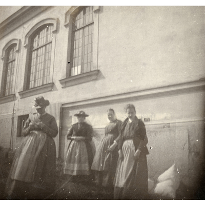 SLM P2020-0749 - Patienter utanför Nyköpings hospital, tidigt 1900-tal