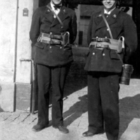 SLM P09-1199 - Brandsoldaterna Strandberg och Carlsson, ca 1919