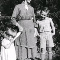 SLM M030163 - Porträtt på en äldre kvinna med två barn