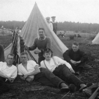 SLM P07-1869 - Vykort, soldater med vapen vilar framför tält, tidigt 1900-tal