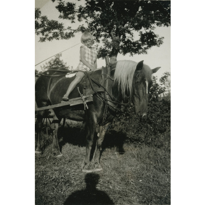 SLM P07-601 - Ingrid Liljekvist till häst, 1932