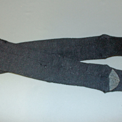 SLM 28461 - Svarta långstrumpor med randstickade ben från Ökna i Floda socken