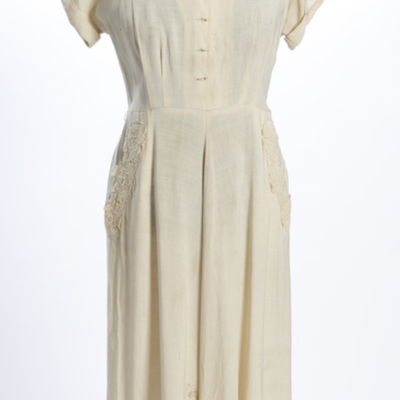 SLM 22007 - Beige klänning av viskos med spetsdekorationer, 1940-tal
