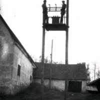 SLM M033030 - Elektriciteten kommer till Husby-Oppunda, monteringsarbete vid Tärnö 1918, Vilhelm Eriksson och linjeförman Persson