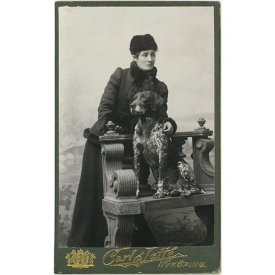 SLM P2019-0035 - Hilda Lundqvist född Hedin (1858-1944) med hund