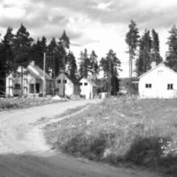 SLM POR53-2907 - Stigtomta, ny bebyggelse utmed Tistavägen 1953.