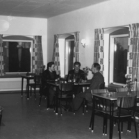 SLM 57-48-3 - Män vid ett bord