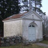 SLM D08-855 - Gåsinge kyrka. Det tidigare bårhuset väster om Gåsinge kyrkan från sydost.
