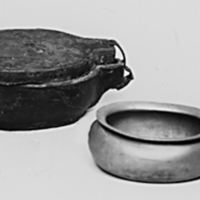SLM 186 - Resenattkärl, potta med träfodral från 1789