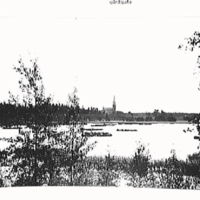 SLM M007414 - Floda kyrka från norr med Kyrksjön i förgrunden, 1890-tal