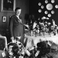 SLM P05-628 - Maria Ahlstrand med blombuketter på 60-års dagen den 13/5 1938