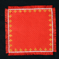 SLM 26170 - Liten röd broderad julduk, broderier i korsstygn på aidaväv