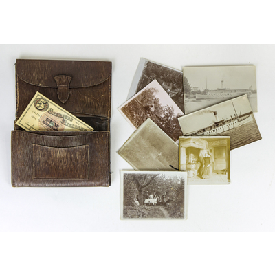 SLM 59278 - Plånbok av läder, innehållande en femkronorssedel från 1946 och sju foton