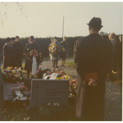 SLM P2021-0192 - Emmas begravning år 1971