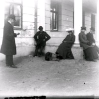 SLM Ö216 - Sällskap med hund vid trappa, Ökna säteri i Floda socken, 1890-tal