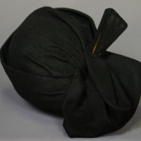 SLM 37114 - Hatt av svart yllefilt, draperad på höger sida om huvudet, 1950-tal