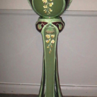 SLM 15409 1-2 - Piedestal med kruka av majolika, blom- och bladmotiv, jugend