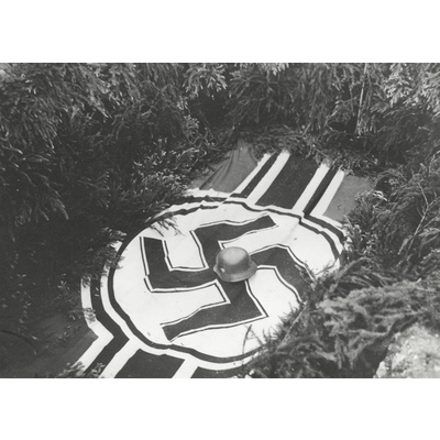 SLM S35-97-29 - Nazistflagga, foto från klippalbum från åren 1939-42