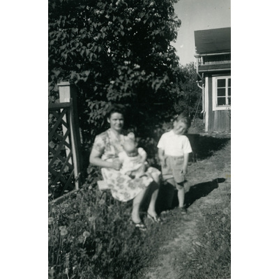 SLM P2022-1058 - Margherita, Marika och Henrik Tandefelt i en trädgård, 1940-tal