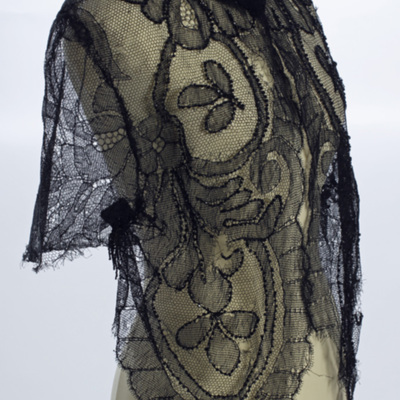 SLM 10251 - Broderad cape av tyllspets, dekorerad med stenkolspärlor
