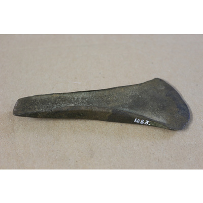 SLM 18233 - Brittisk-Irisk kantyxa av brons eller koppar, sen yngre stenålder eller tidig bronsålder