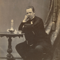 SLM P11-4232 - Ateljéfoto, sittande man vid bord med karaff och glas, 1860-tal