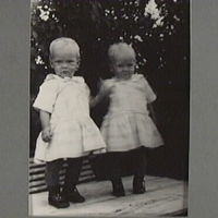 SLM M002825 - Tvillingarna Inga-Lisa och Anna-Greta, döttrar till Magnus och Elvira Palm på Mosstorp (Måsstorp) i Västra Vingåker ca 1925