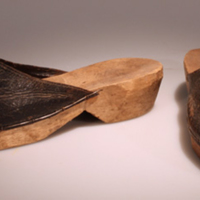 SLM 3040 - Trätofflor med tåkappa av läder spikat mot träsula, 1800-talets slut