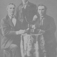 SLM P06-229 - Tre män vid ett bord med flaskor