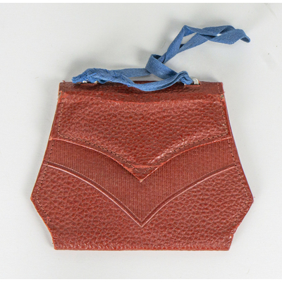 SLM 59186 - Handväska för barn av rött konstläder, troligen 1930 - 40-tal