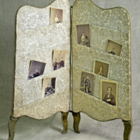 SLM 6157 - fotografiställ, diptyk klädd med brokad, fickor med nio visitkort, 1860-tal