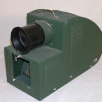 SLM 32478 1-7 - Episkop, projektionsapparat för påsiktsbilder, med tillhörande låda