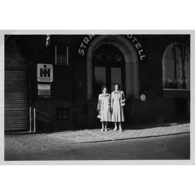 SLM P2019-0089 - Systrarna Mary och Dagny, 1950-tal