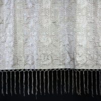 SLM 9168 - Sidenschal med invävt mönster i vitt och beige, frans av silke