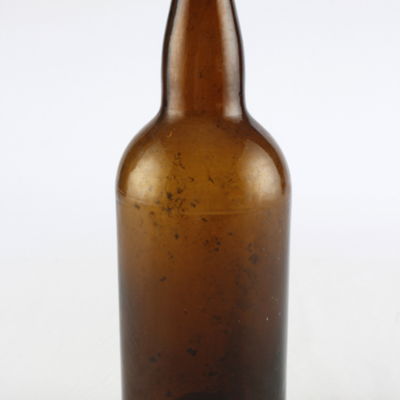 SLM 22108 - Flaska av brunt glas, Årnäs glasbruk, troligen avsedd för starkvin