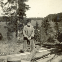 SLM P12-239 - Wilhelm Andersson hugger ved, han bodde på torpet Rosenlund i Hyltinge socken, 1930-tal