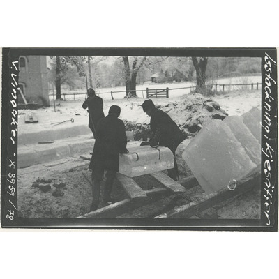 SLM X3959-78 - Några människor tar upp isen