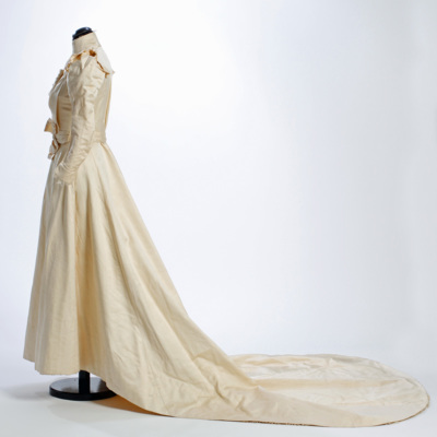 SLM 23496 - Brudklänning av vitt halvsiden från 1898