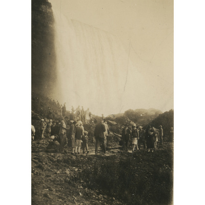 SLM P2022-1211 - Människosamling vid Niagarafallen