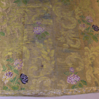 SLM 12089 - Duk, pulpettäcke, av guldbrokad med invävda blommor, från Svärdsta