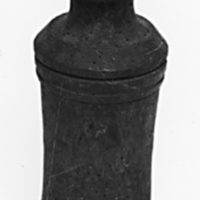 SLM 2055 - Svarvad kryddkvarn av masurbjörk med rivplatta av järnbleck