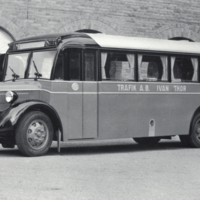 SLM SB-T-7 - Buss från bussbolaget Trafik AB Ivan Thor på Fruängsgatan vid Teaterparken i Nyköping, 1930-tal